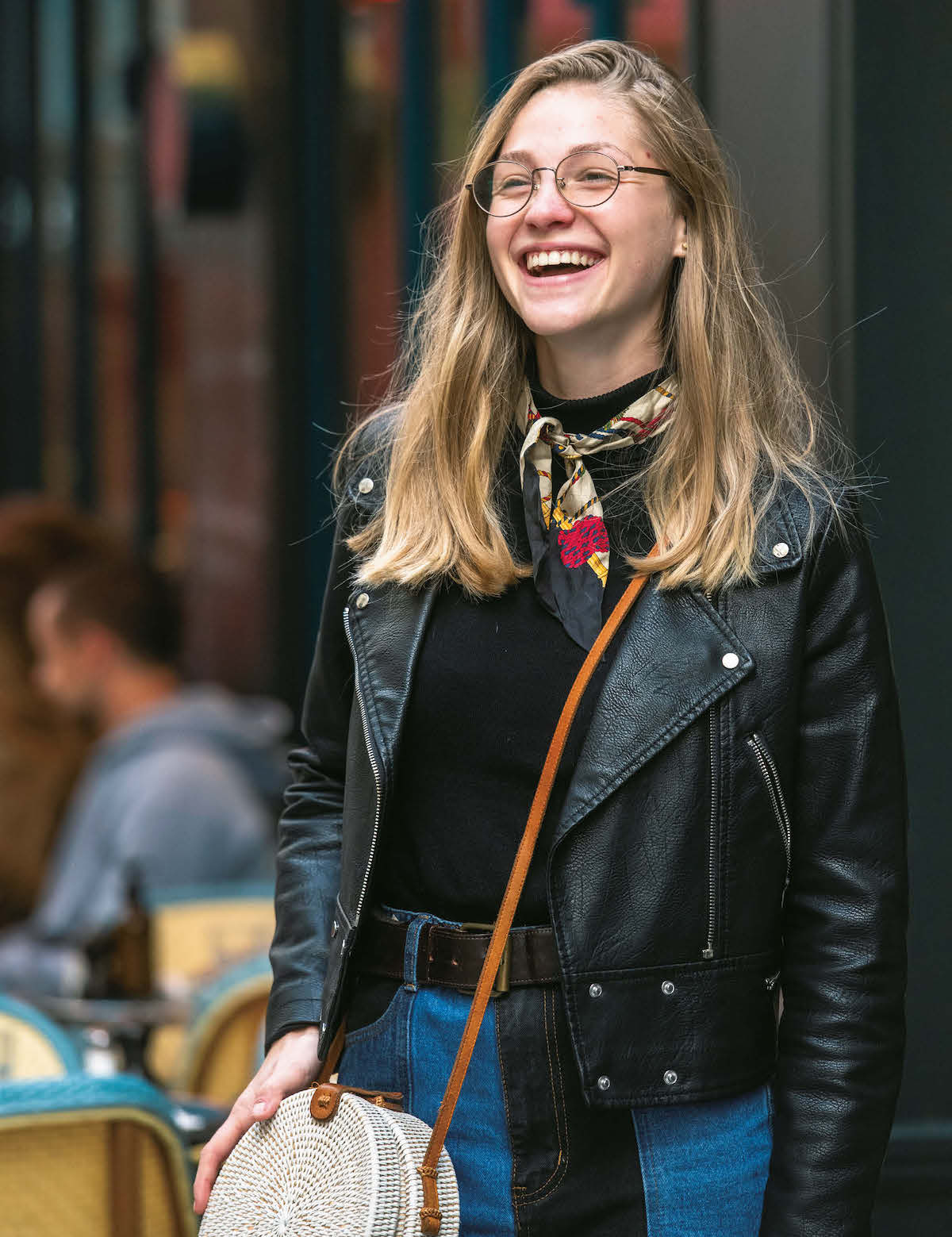 ライダースジャケットにスカーフを合わせてクール＆エレガント