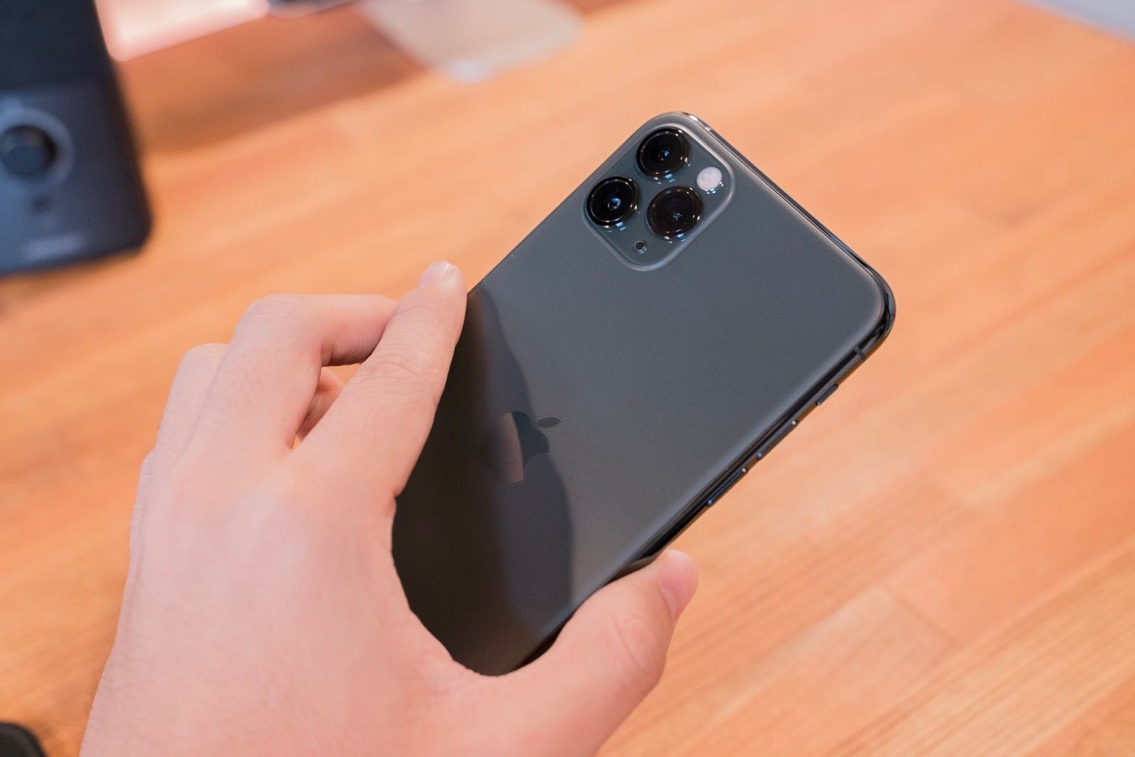 シックな緑がかっこいい！『iPhone 11 Pro Max』ミッドナイトグリーン