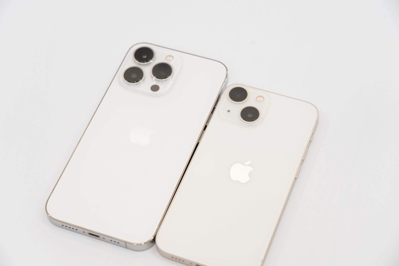 iPhone 13の新色「スターライト」はどんな色？旧機種のホワイト・Proの