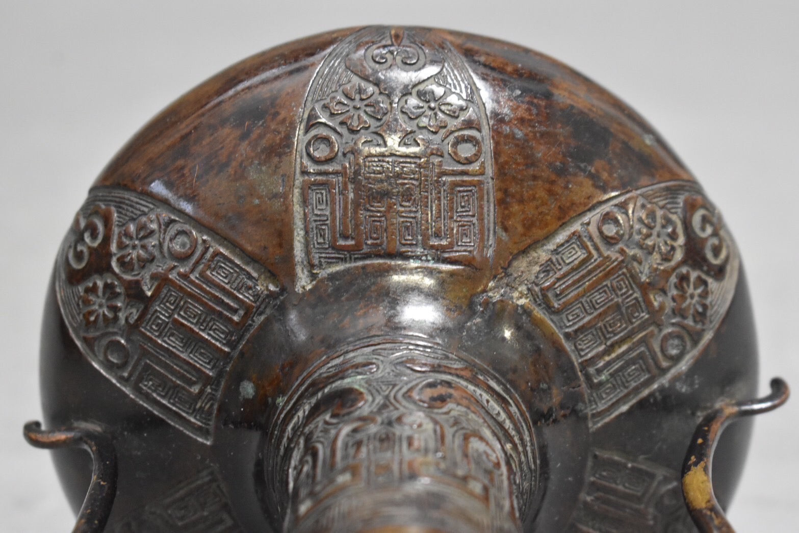 A155 「大明宣徳年製」銘 古銅双耳花瓶 – 株式会社茶源