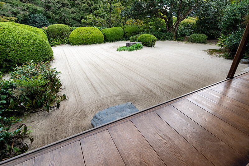 詩仙堂 サツキの刈込みで中国の山並みに見立てた枯山水 -庭園ガイド
