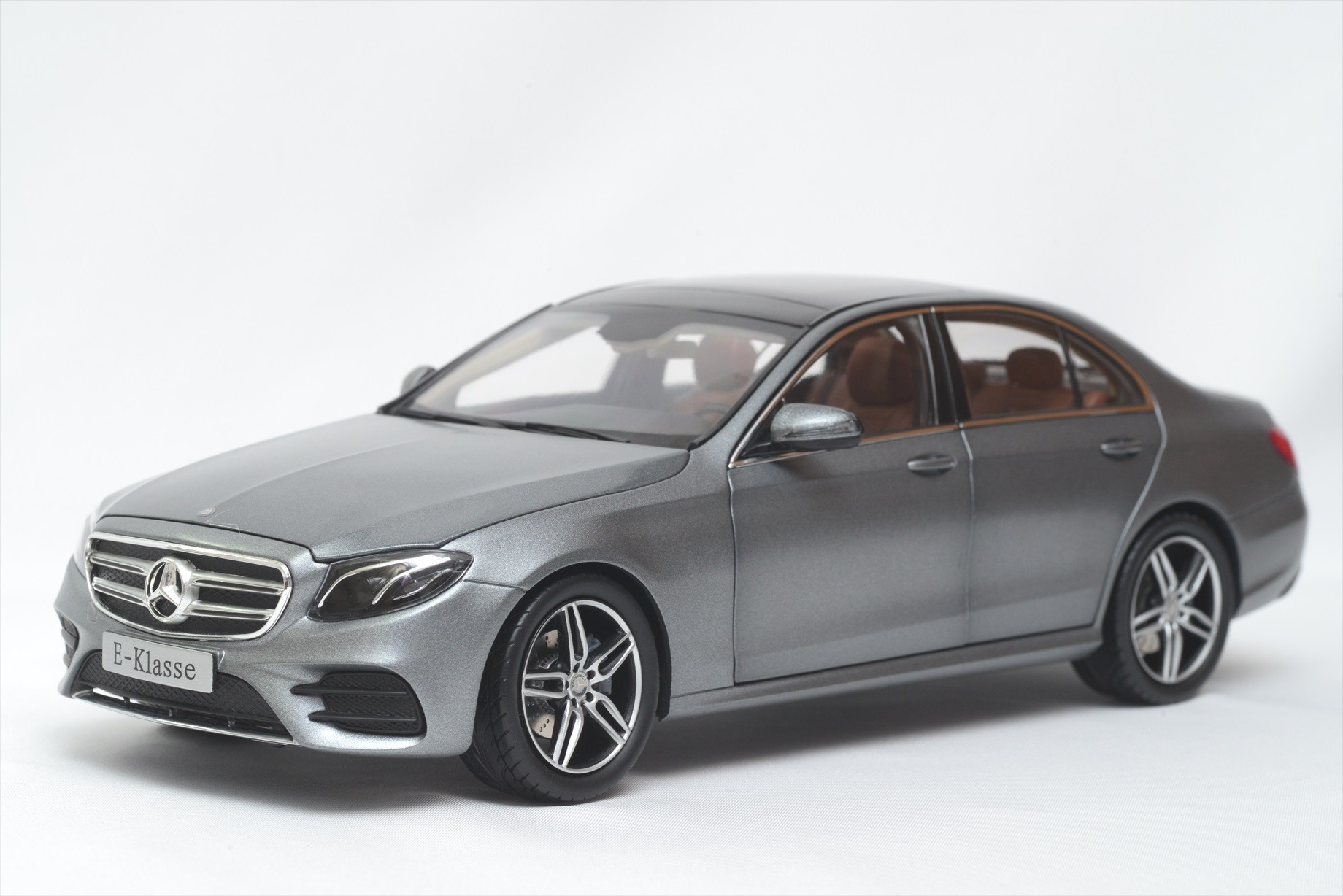 iScale 1/18 メルセデスベンツ Eクラス (W213): 銀の備忘録