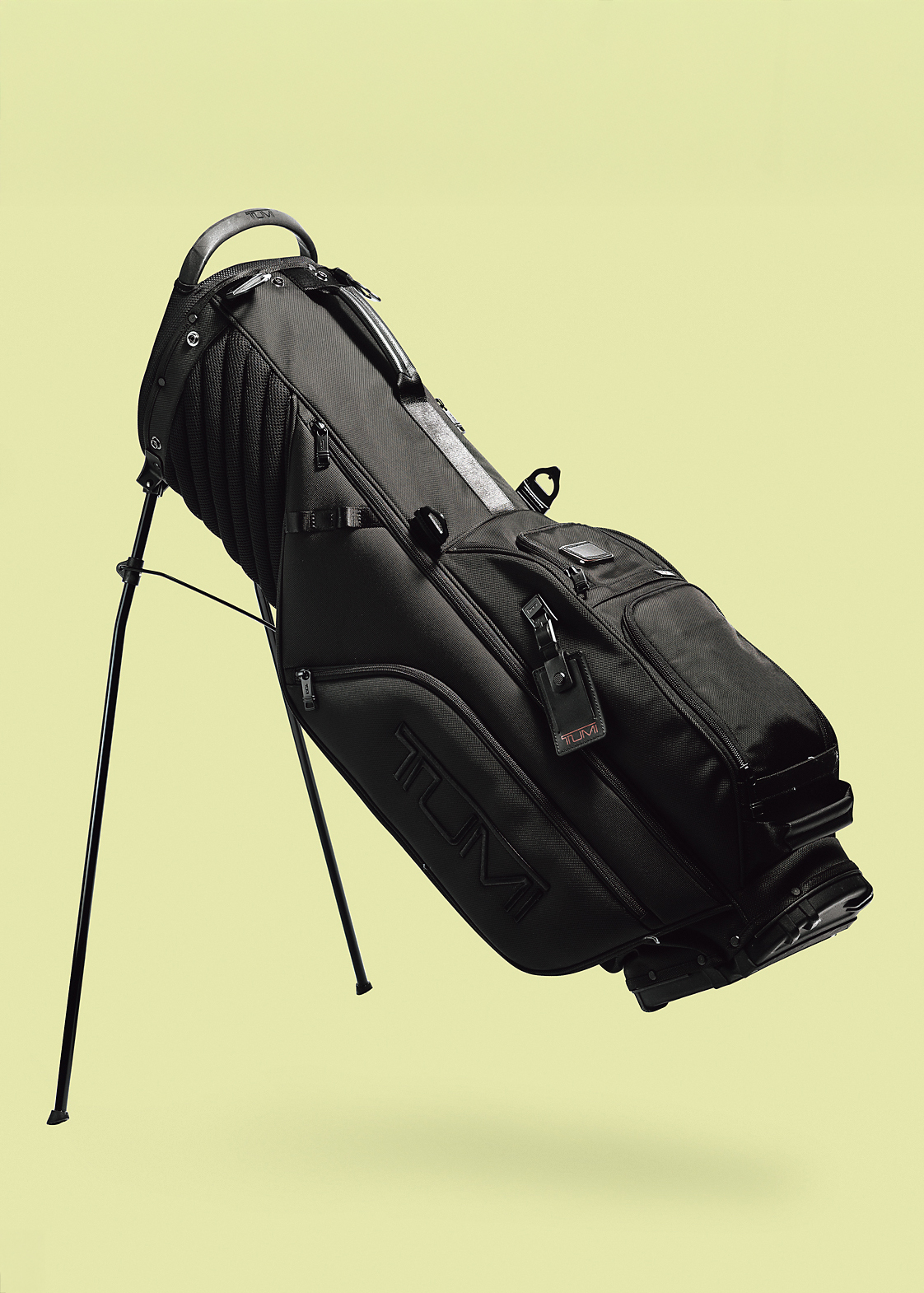 ブリーフィングゴルフ、TUMI…最先端の軽量キャディバッグ5選 | GOETHE