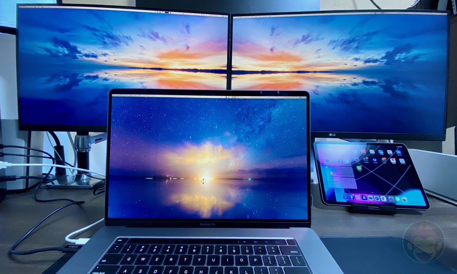 16インチ型MacBook Proのある作業環境：外部ディスプレイの配置を