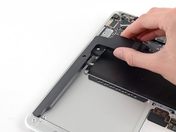 MacBook Air 13インチ Early 2015 右側スピーカーの交換 - iFixit 修理