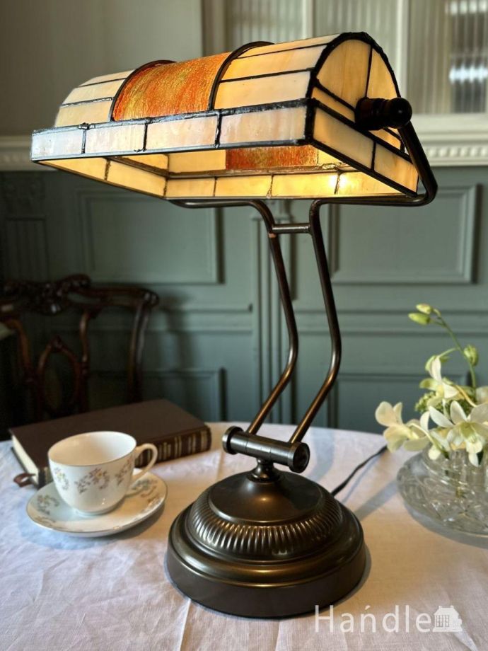 レトロな雰囲気漂うステンドグラスの照明、アンティーク調のおしゃれな