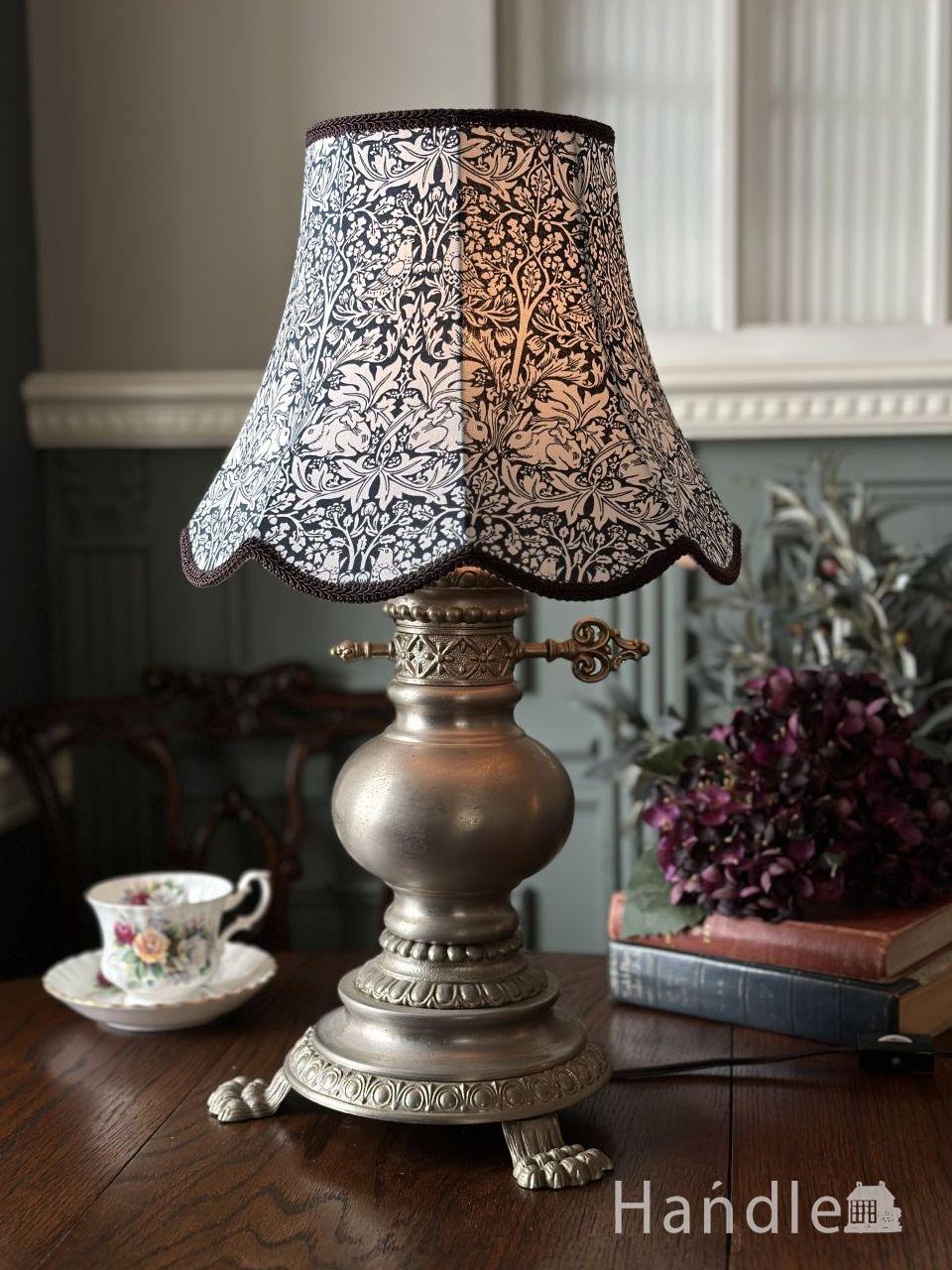 デコラティブな装飾が美しいスタンドライト、アンティークのシノワズリ