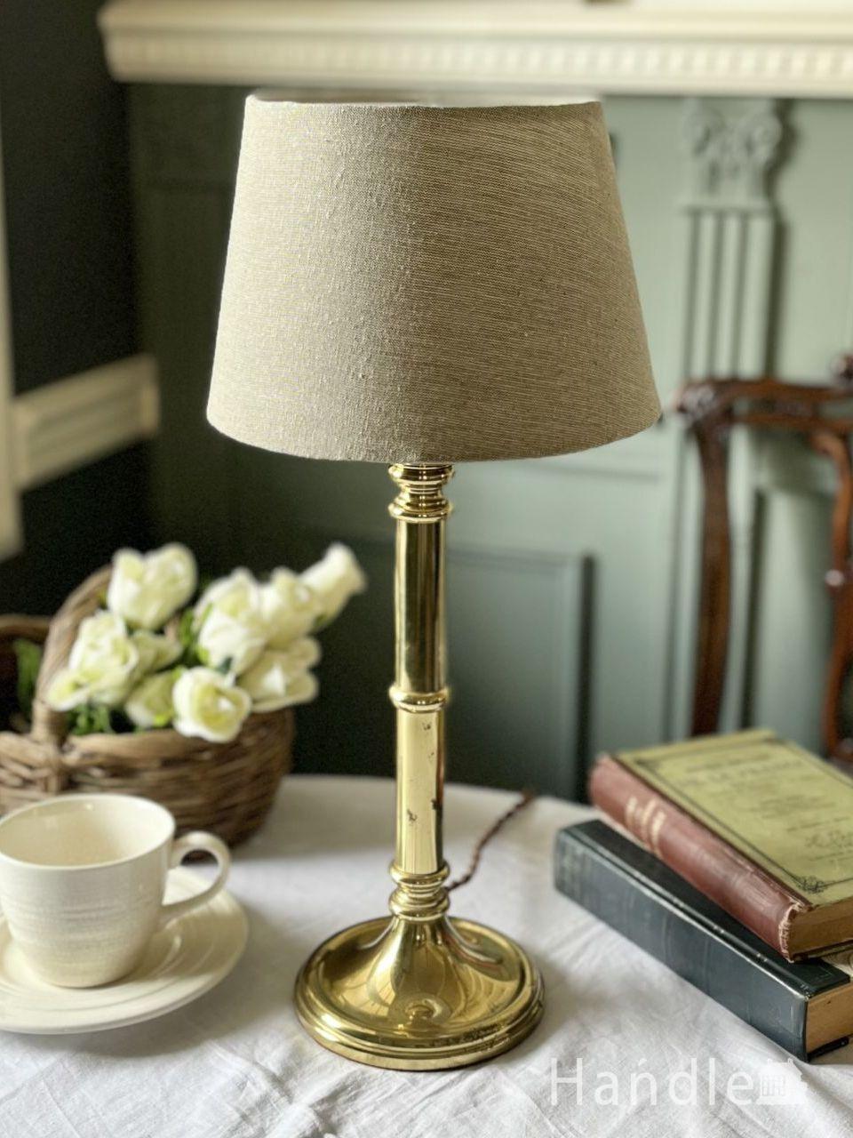 イギリスから届いたゴールド色のスタンド照明、アンティークのテーブル
