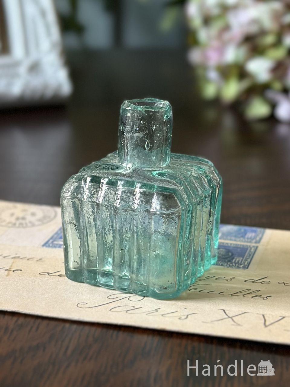 爽やかなブルー色が美しいインクボトル、英国から届いたアンティーク