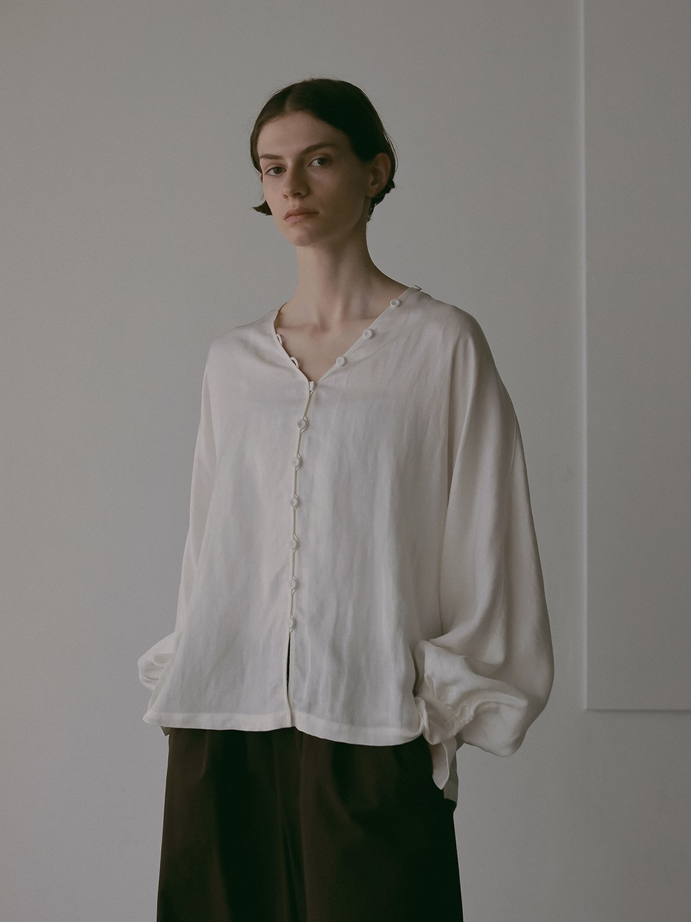 ボタンブラウス | Blouse | HER. Online Store