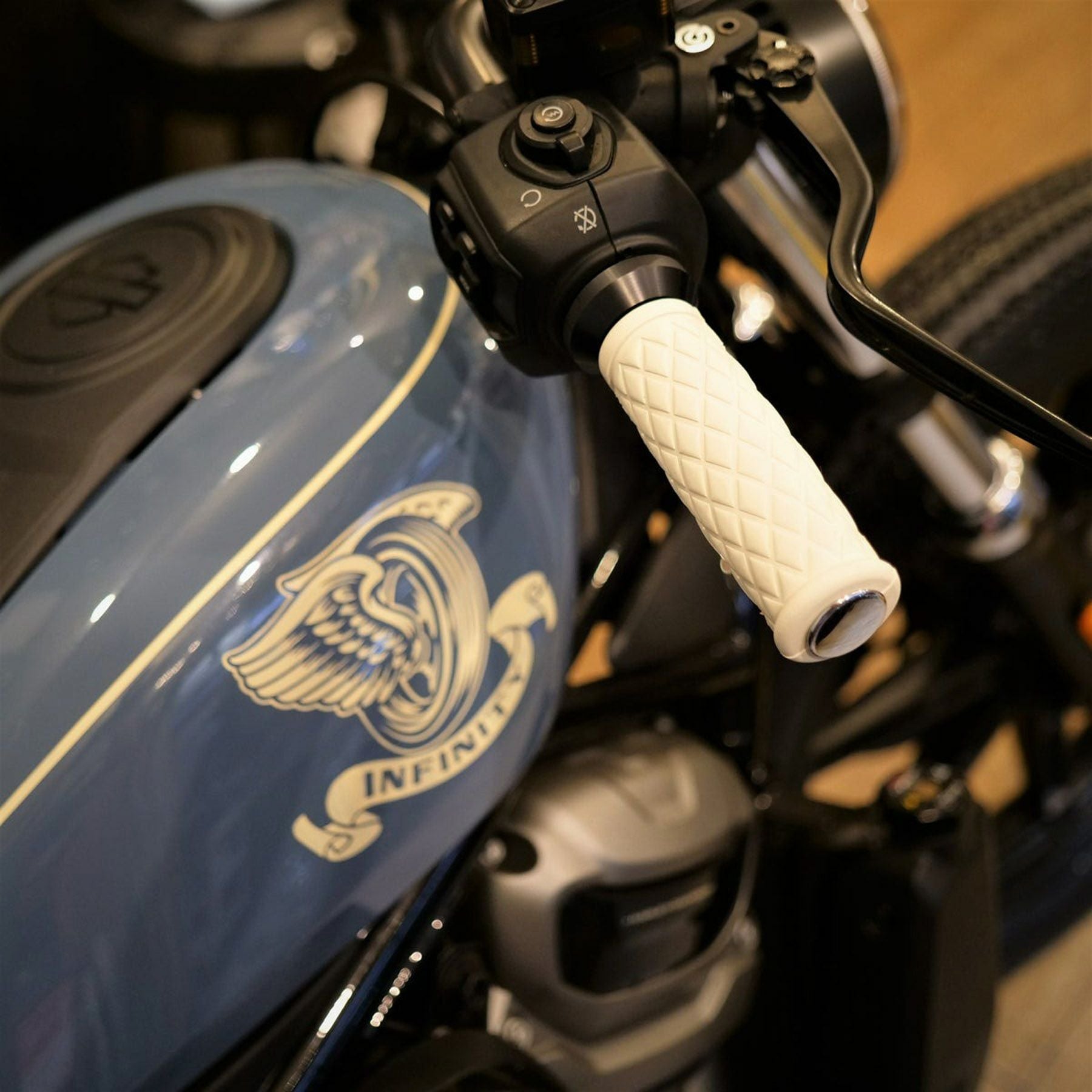 ナイトスター用 サイドミラーブラケット INFINITY |ハーレーパーツ専門