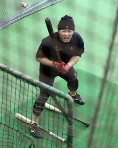 巨人】浅野翔吾がユニークトレ 足元に置かれた2本のバットの狙いとは