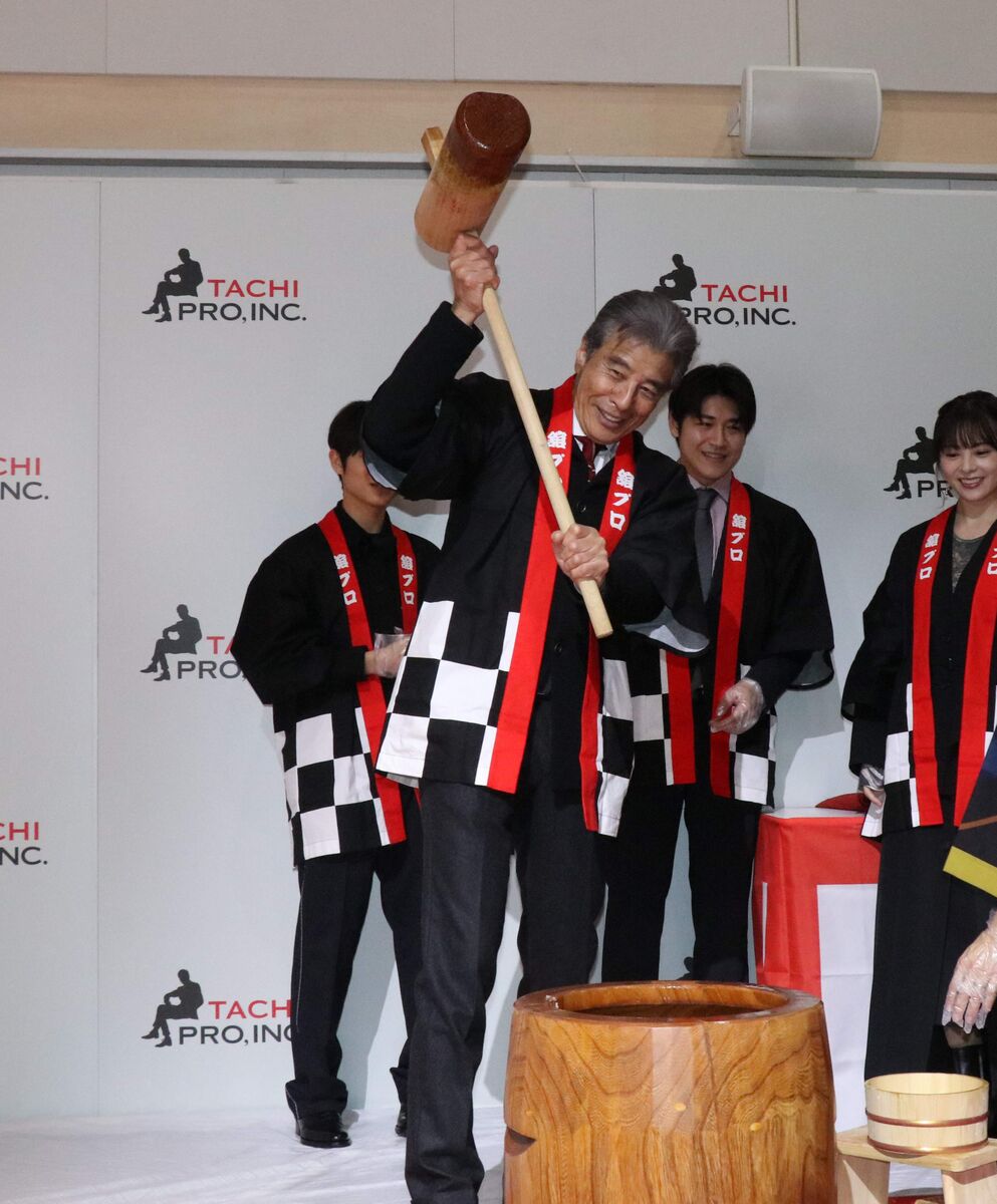 法被でハッピーニューイヤー」舘ひろしが達成したい「石原裕次郎さん