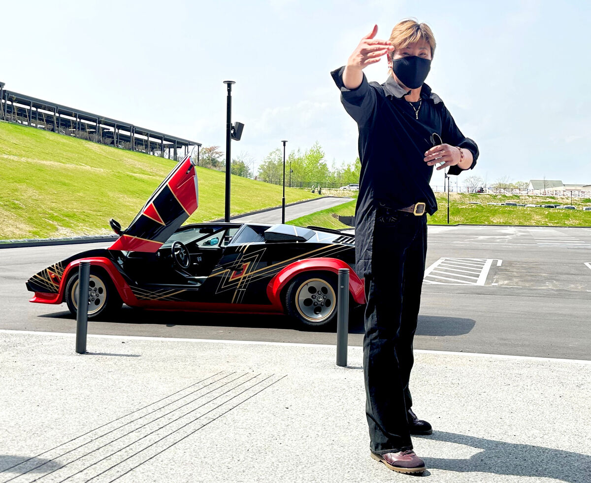 日本ハム】新庄剛志監督が8000万円のランボルギーニで球場入り