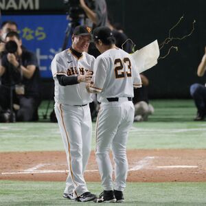 巨人】松田宣浩が涙の引退セレモニー 選手ファン全員で熱男！「原監督