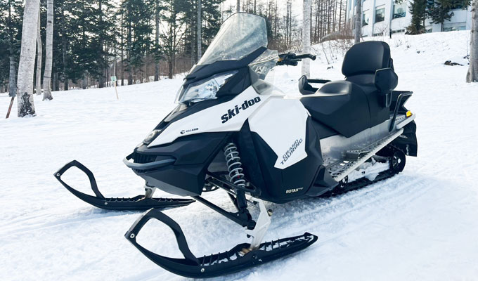 ニセコビレッジ］スノーモービル アドベンチャー – 北海道ライオン
