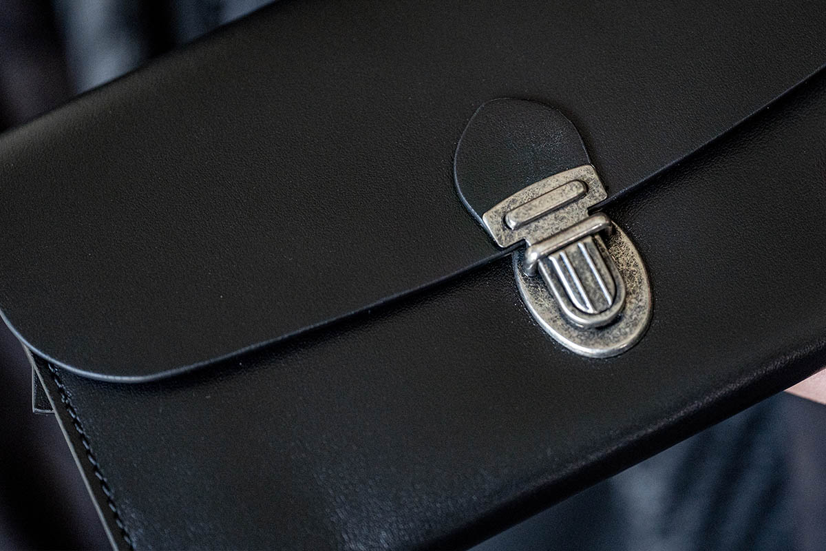 アン・ドゥムルメステール 定番レザーウォレット&カードケース | HUES