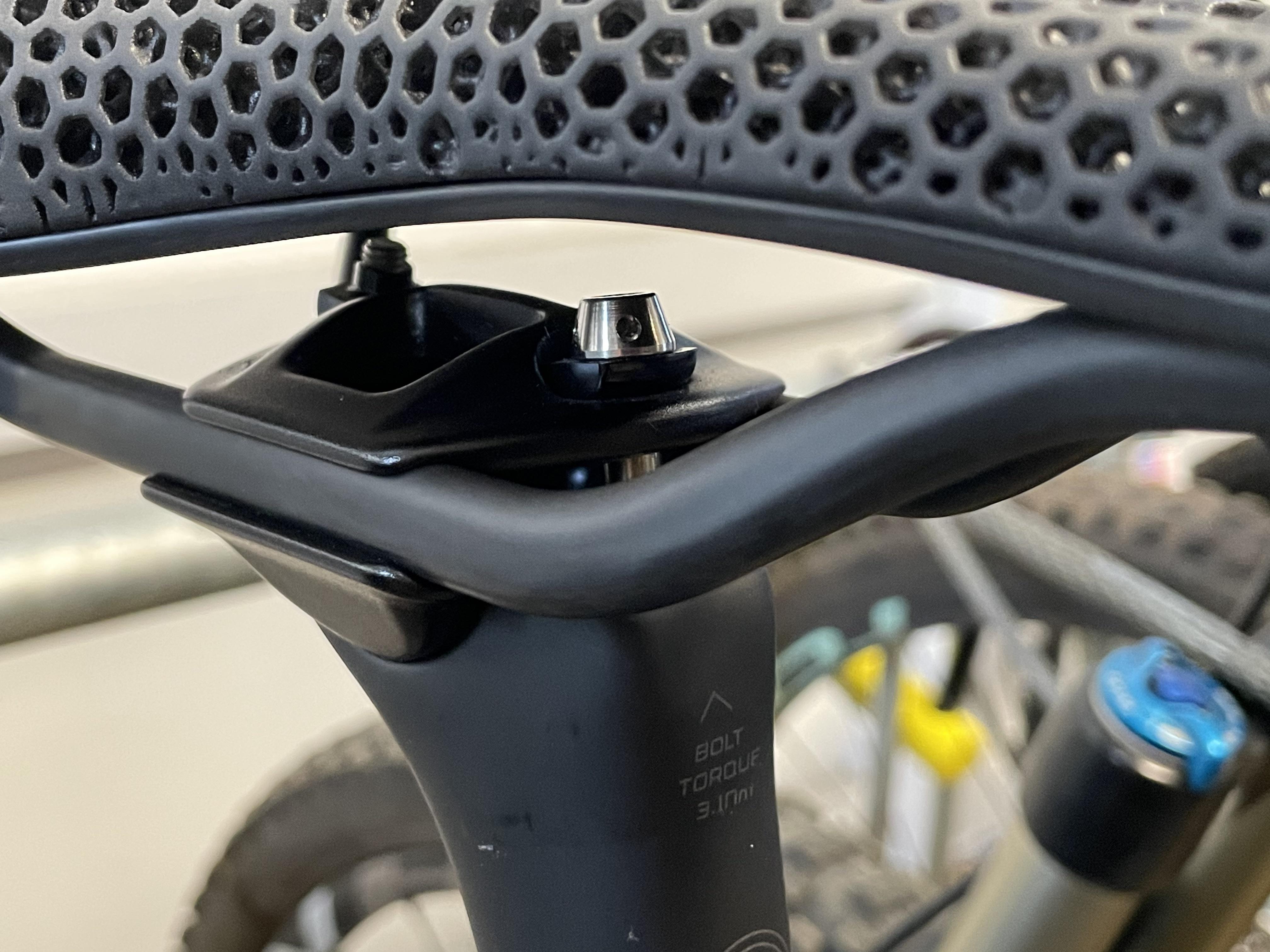 この (Roval Alpinist) シートポストの六角ボルトを、上部に隙間のない