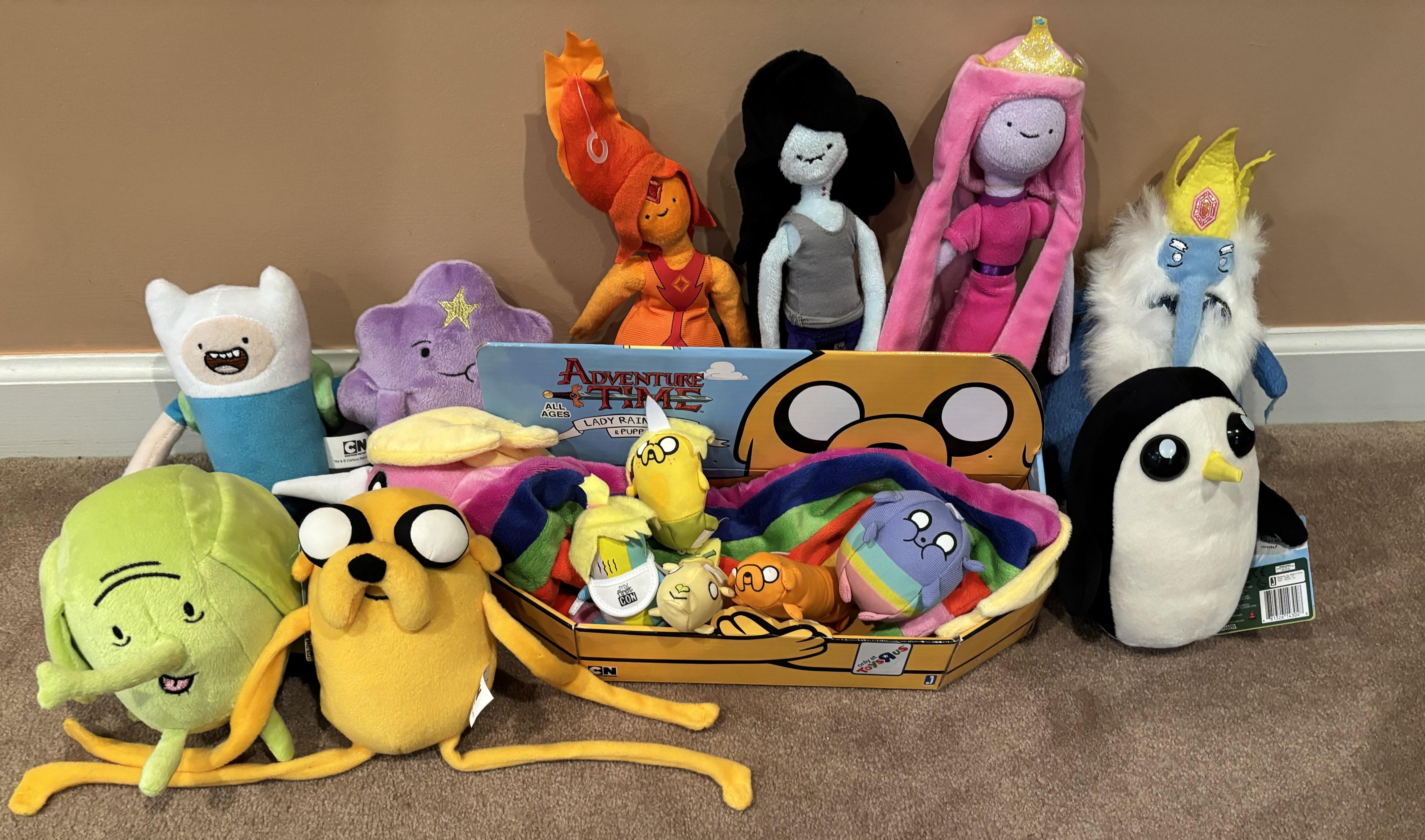 アドベンチャータイムのぬいぐるみコレクションにたくさんのお