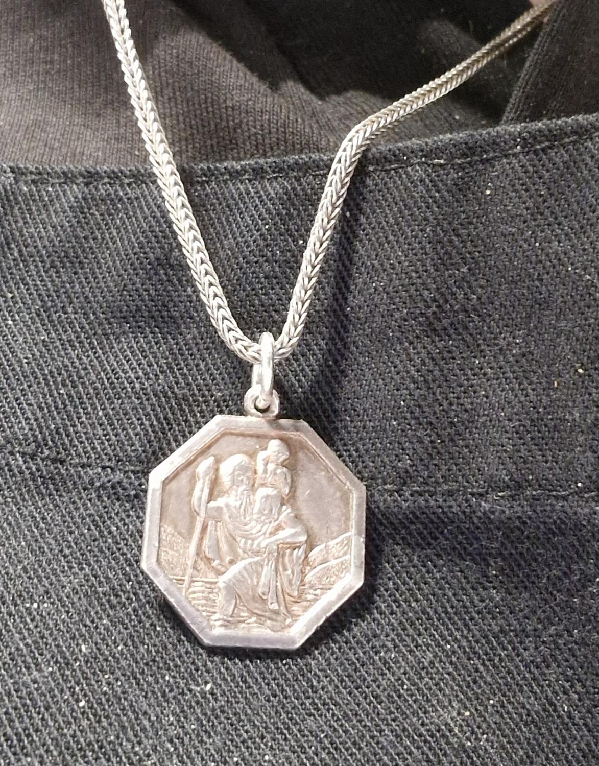 宗教がなくても、聖クリストファーのペンダントってつけてもいいのかな