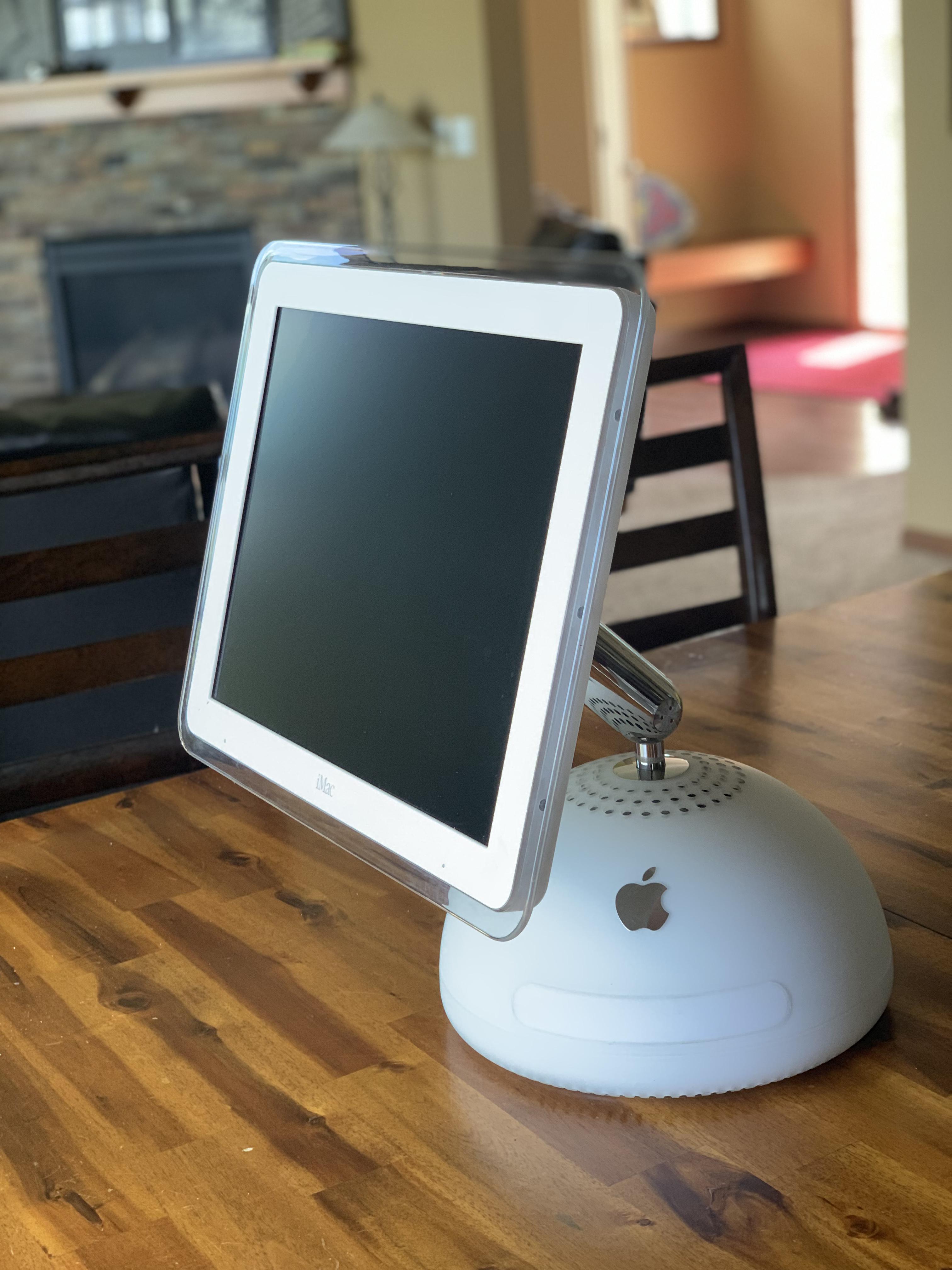 Ode to the Apple iMac G4 700 MHz (Base CD-RW 2002) : r/VintageApple