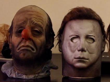 左側は、1978年の「ハロウィン」の映画クルーがマイケル・マイヤーズに