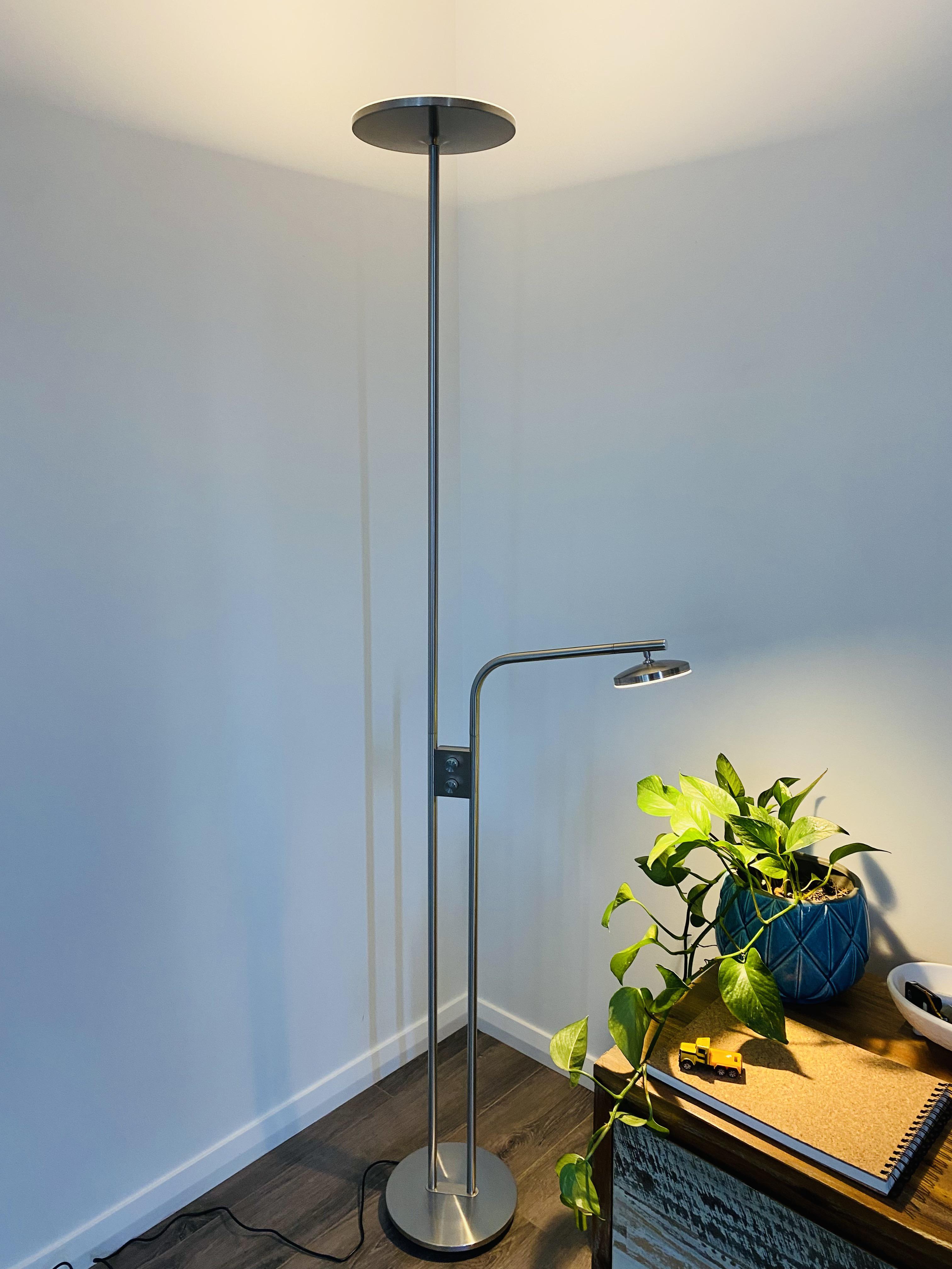 IKEAの新しい「イスヤクト」フロアランプが、意図せずして私の植物に