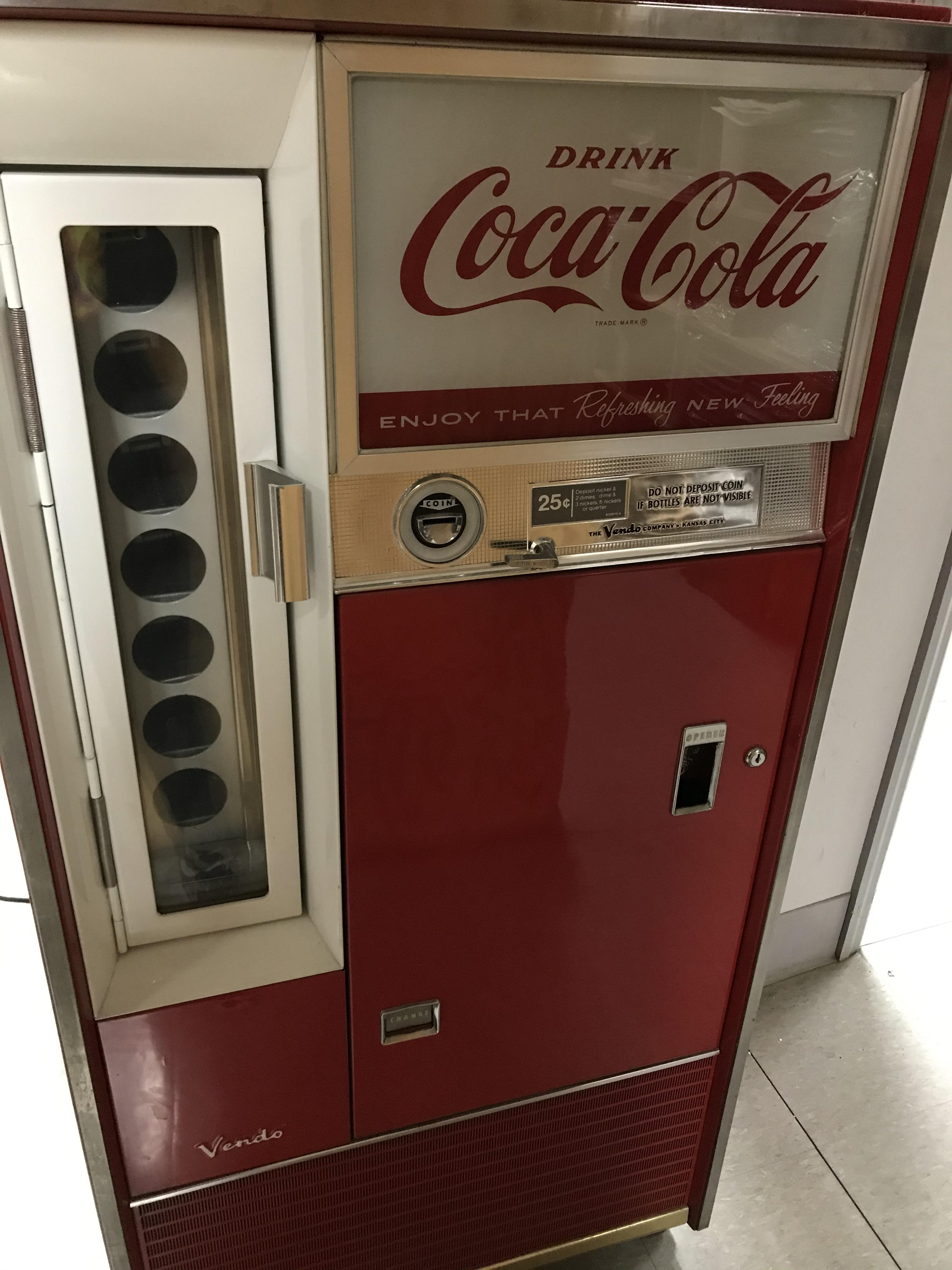 職場のめっちゃ古いコカ・コーラの自販機。 : r/mildlyinteresting