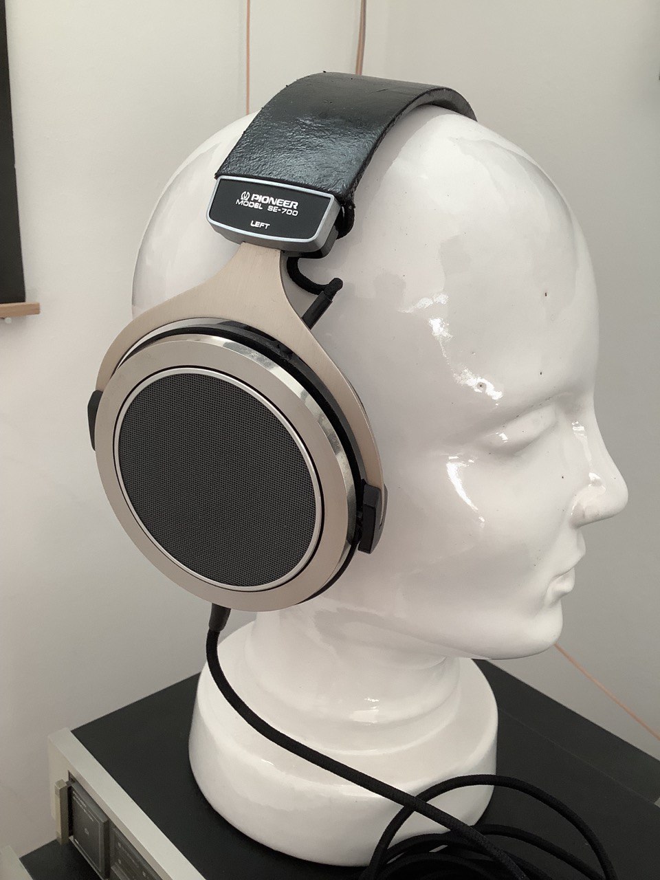 Unusual 70ies Headphones: Pioneer SE-700. Use electrostatic foil