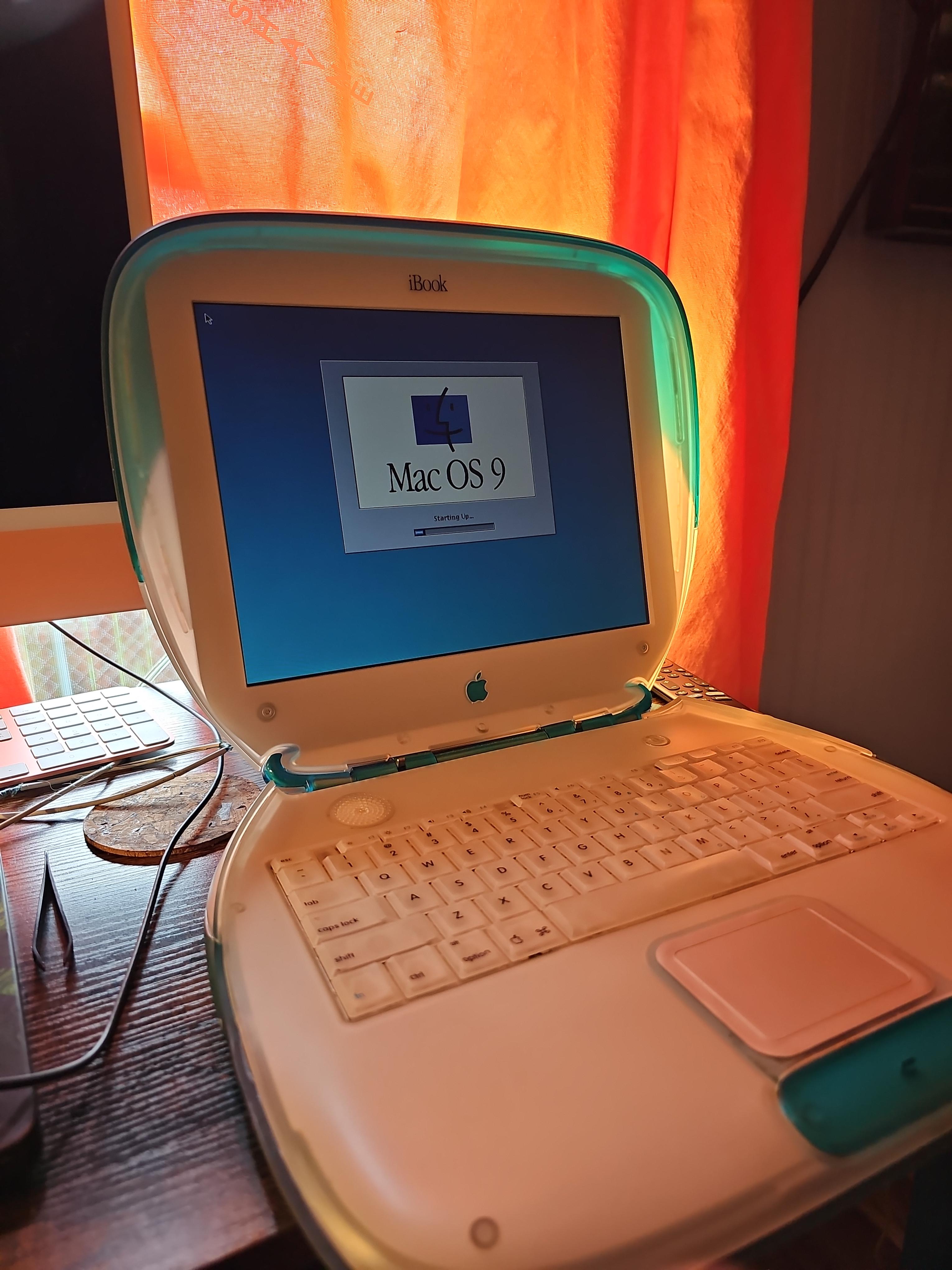 1999年 iBook G3 : r/VintageApple