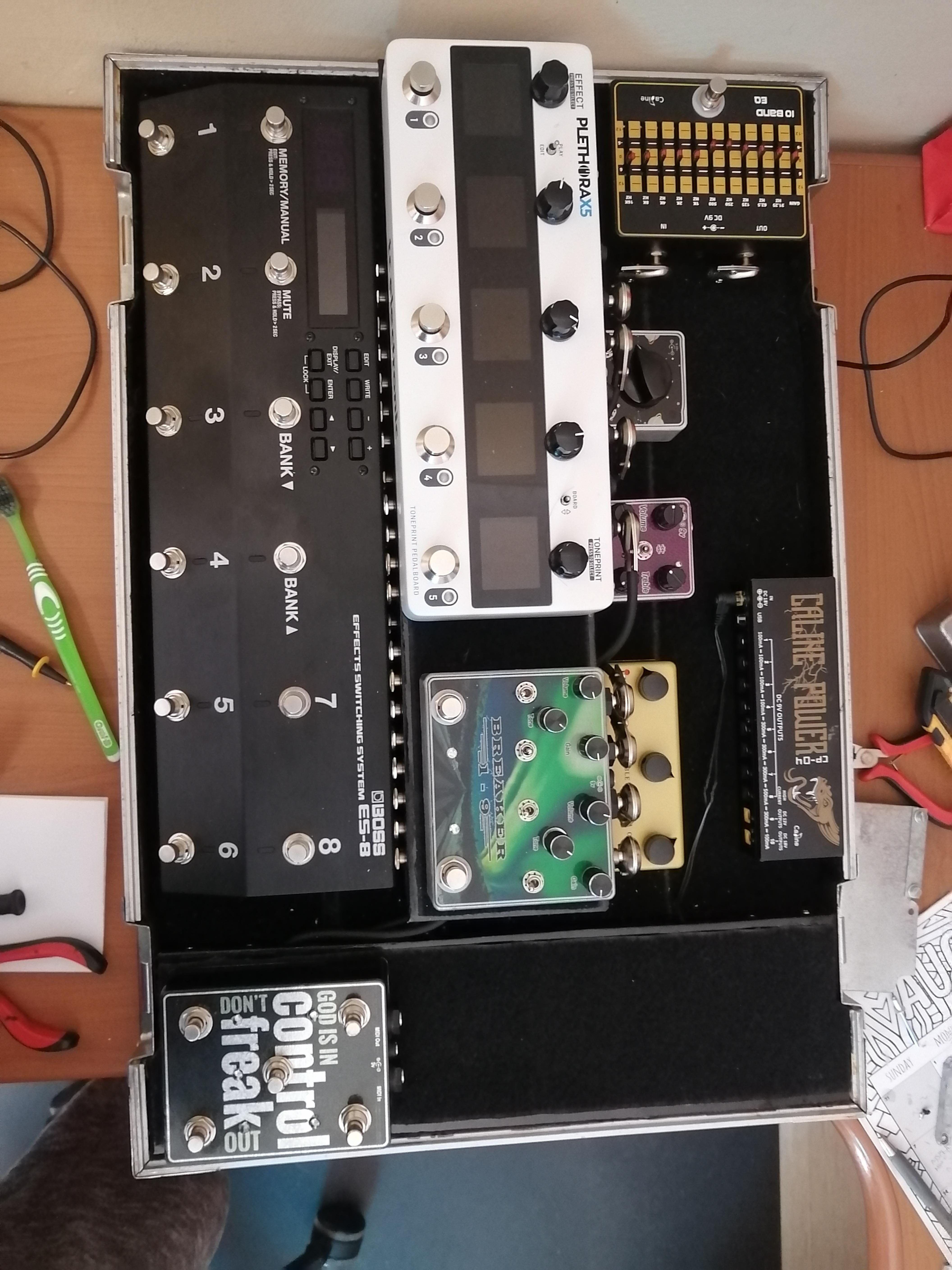 TC Electronic Plethora X5 / Boss ES8 ペダルボード : r/guitarpedals
