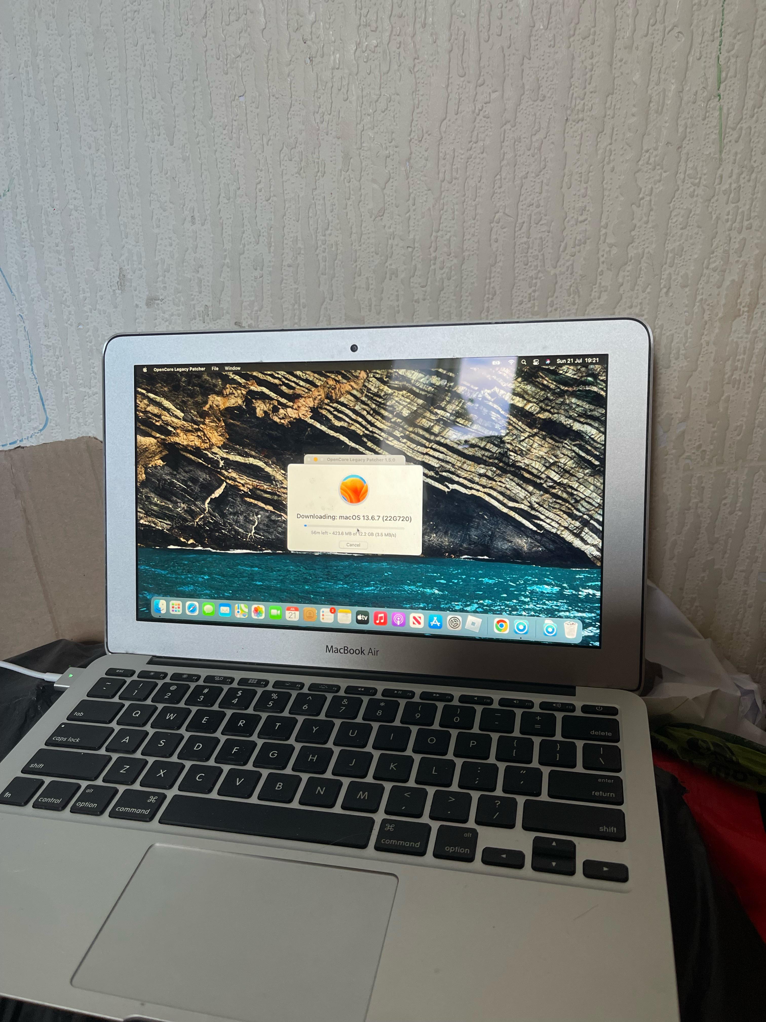 Does Mac OS Ventura work smoothly on an early 2014 Macbook air? I