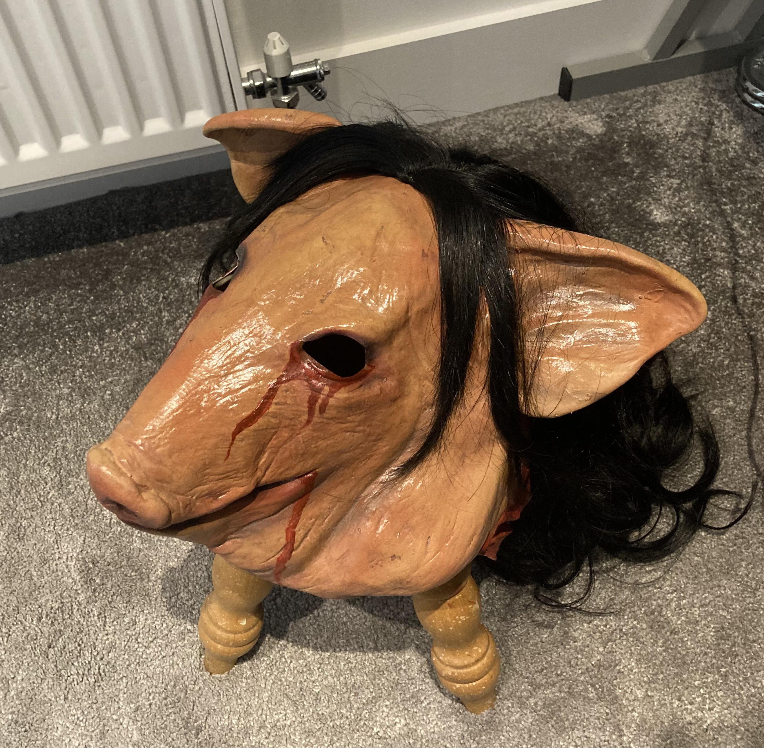 数週間前に、Don Postの豚マスクを使って、映画に忠実なピッグマスクを