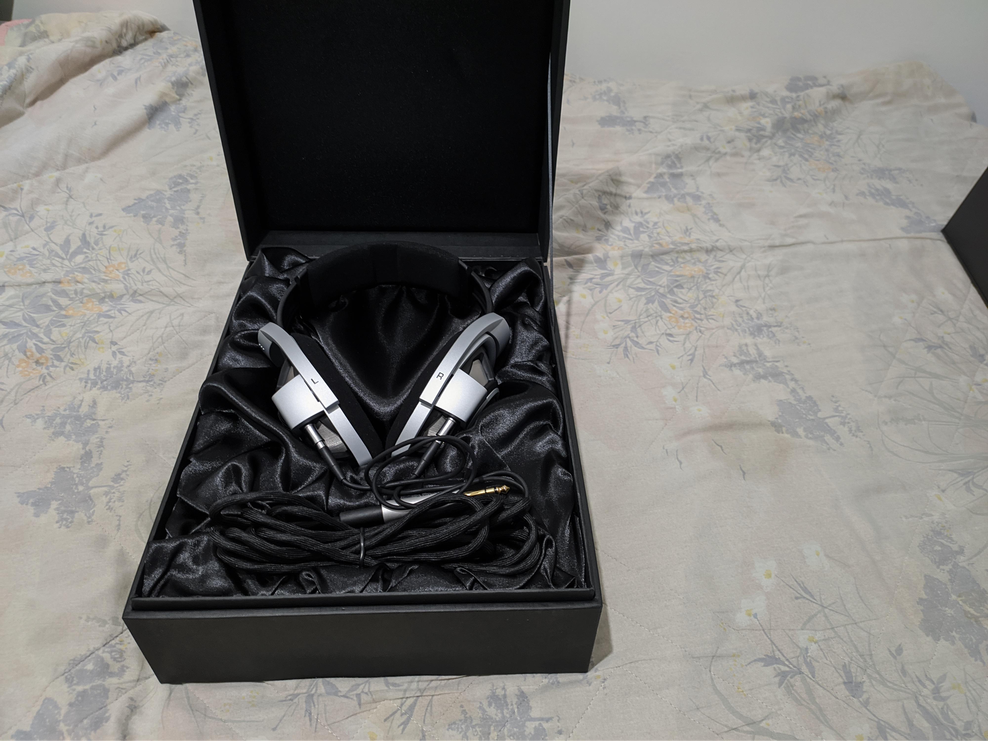 Latest addition to the family, HD800. : r/headphones