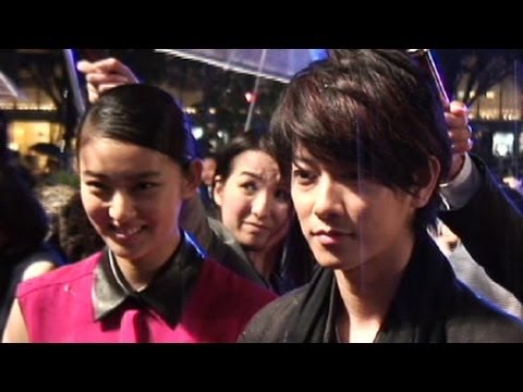 大雨の中、佐藤健、武井咲らの登場にファン熱狂！ ／映画『るろうに