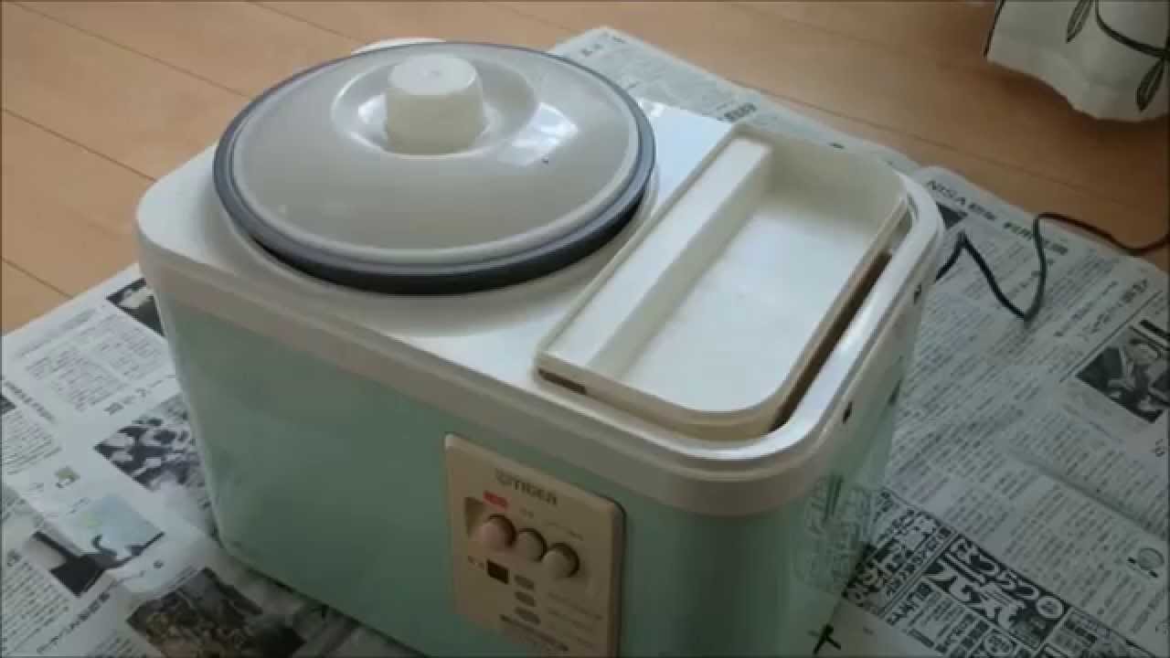 タイガー餅つき機 「力じまん」で鏡餅づくり - YouTube