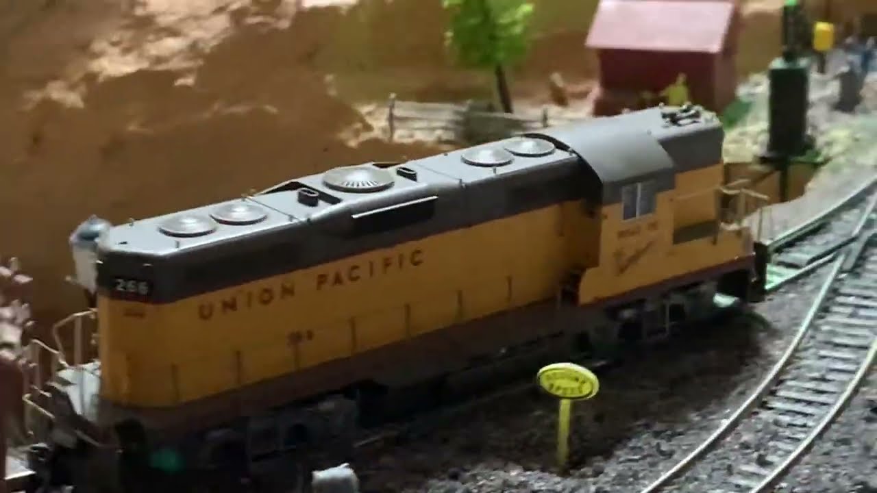 HO Scale PROTO 2000 GP9 Diesel Locomotive UP Union Pacific #266