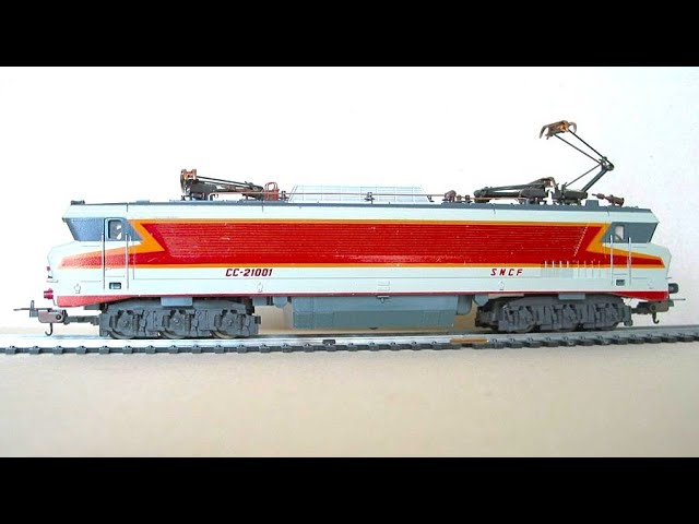 Lima SNCF CC 21001 Electric Locomotive pulling Jouef SNCF 