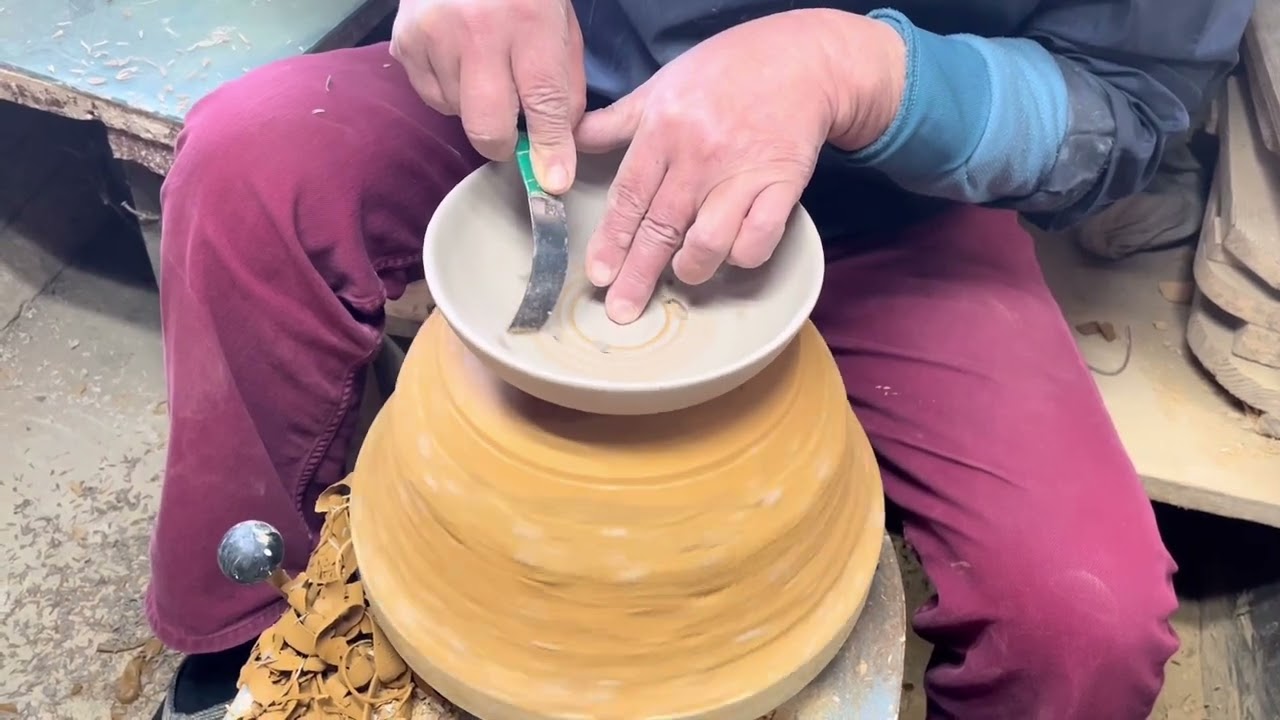 小石原焼 宝山窯】圧倒される とびかんなが入る瞬間 - YouTube