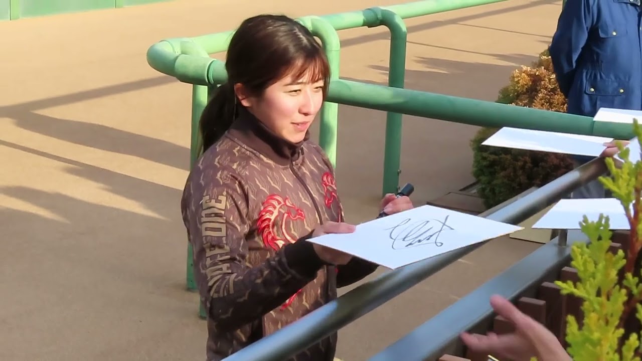 現地】今村聖奈騎手サイン会【中山競馬場】 - YouTube