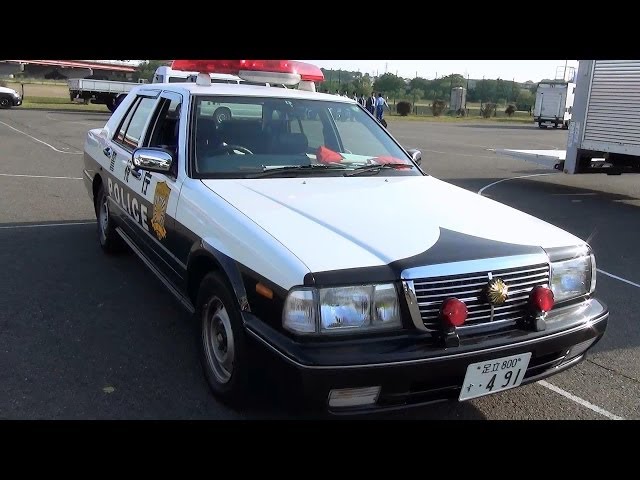 セドリックパトカー 警視庁 白バイ競技大会にて - YouTube