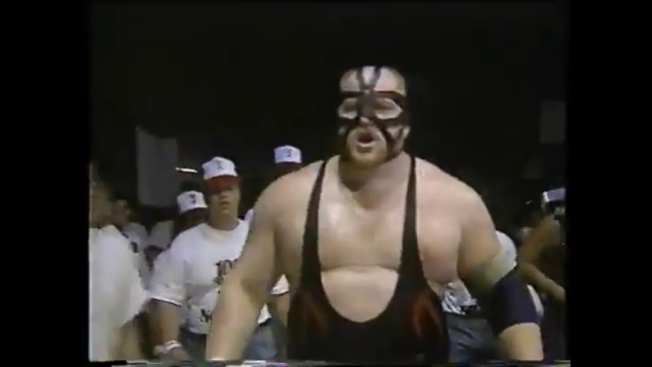 オットー・ワンツ vs ブル・パワー（ ビッグバン・ベイダー） - YouTube