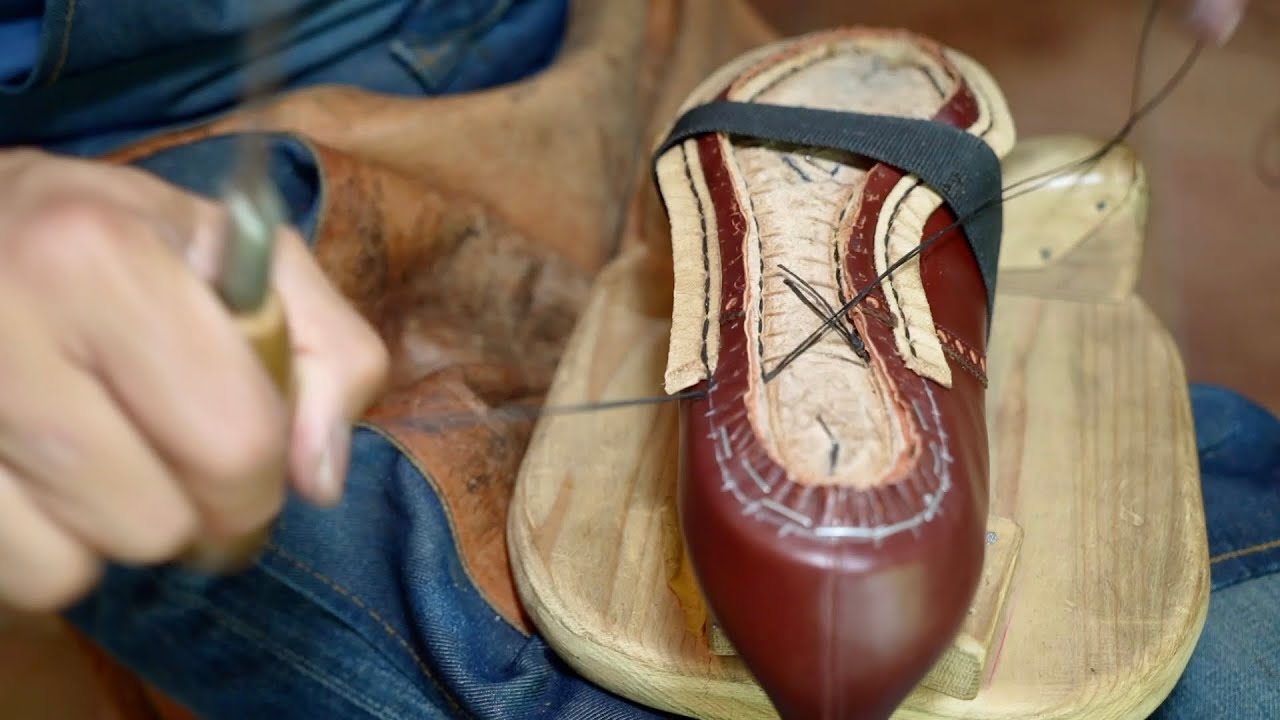 Subtitled | Reddish brown shoes made from box calf leather | Hand