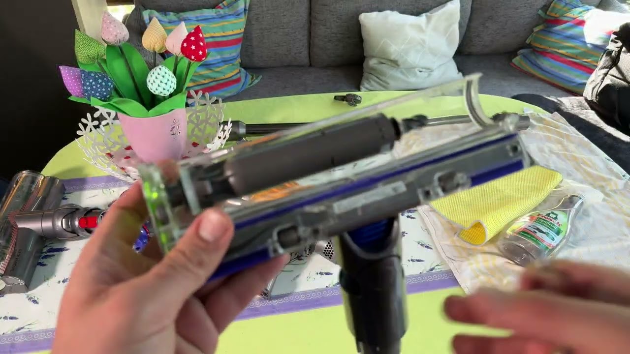 How to clean Fluffy Optic cleaner head Dyson V12 Detect Slim
