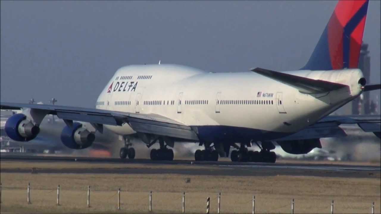 ✈✈パイロットと女性管制官がサヨナラの交信 DELTA B747 Takeoff