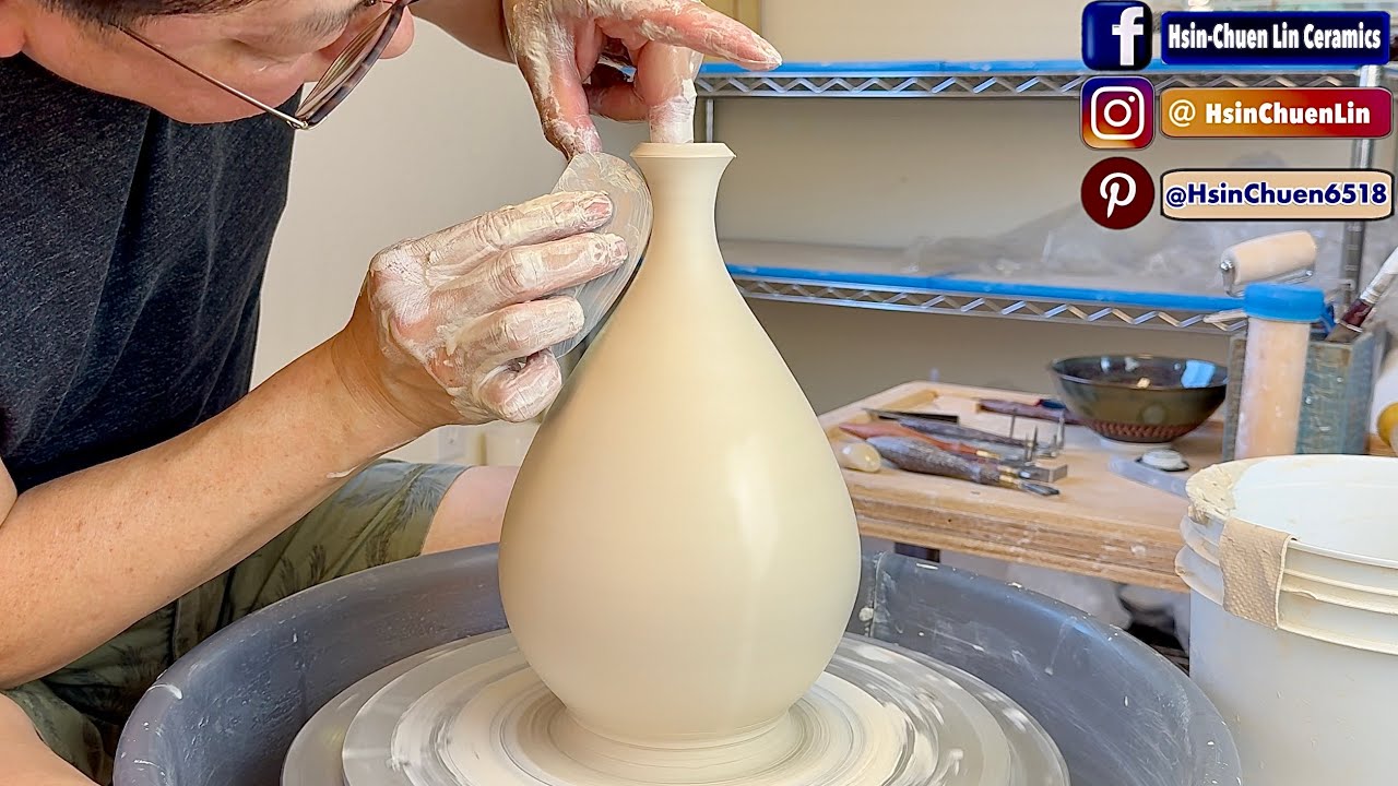 825. Throwing a Tear Drop Shape Thin-necked Bottle with Hsin-Chuen