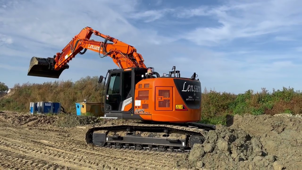 Hitachi ZX225 US-7 2P - YouTube