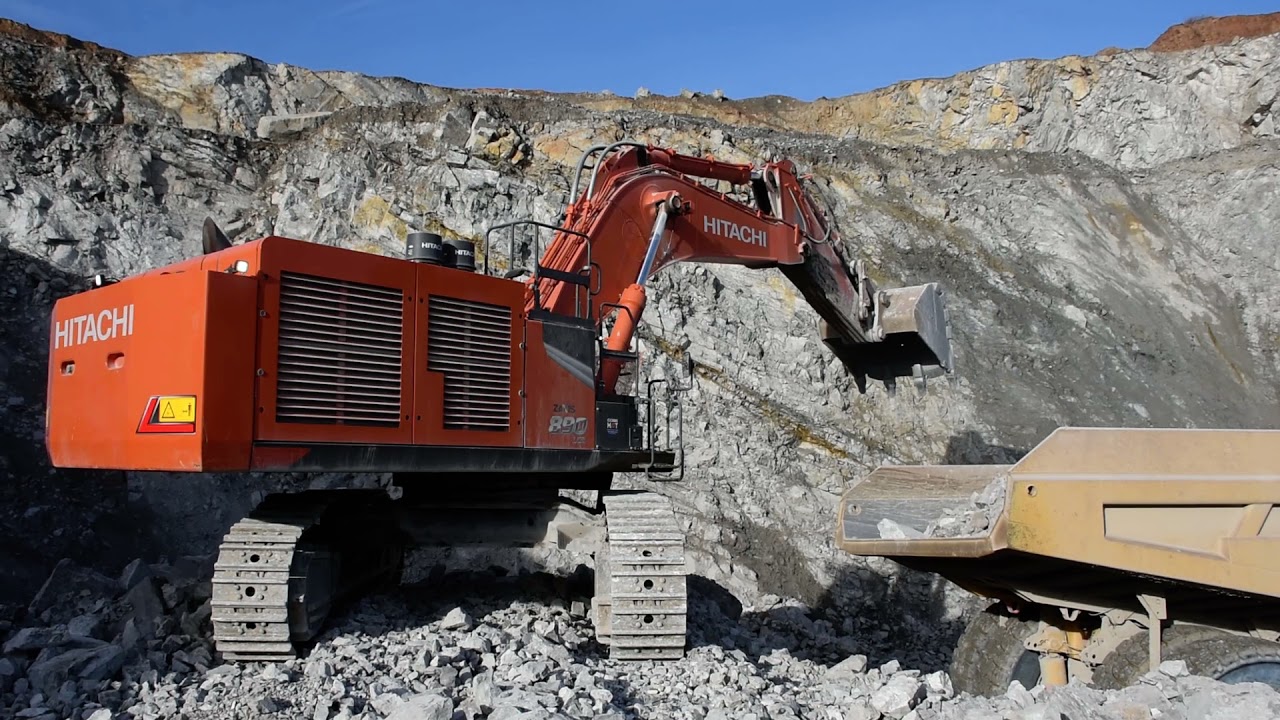 Hitachi ZX890-7 loading 777G - YouTube