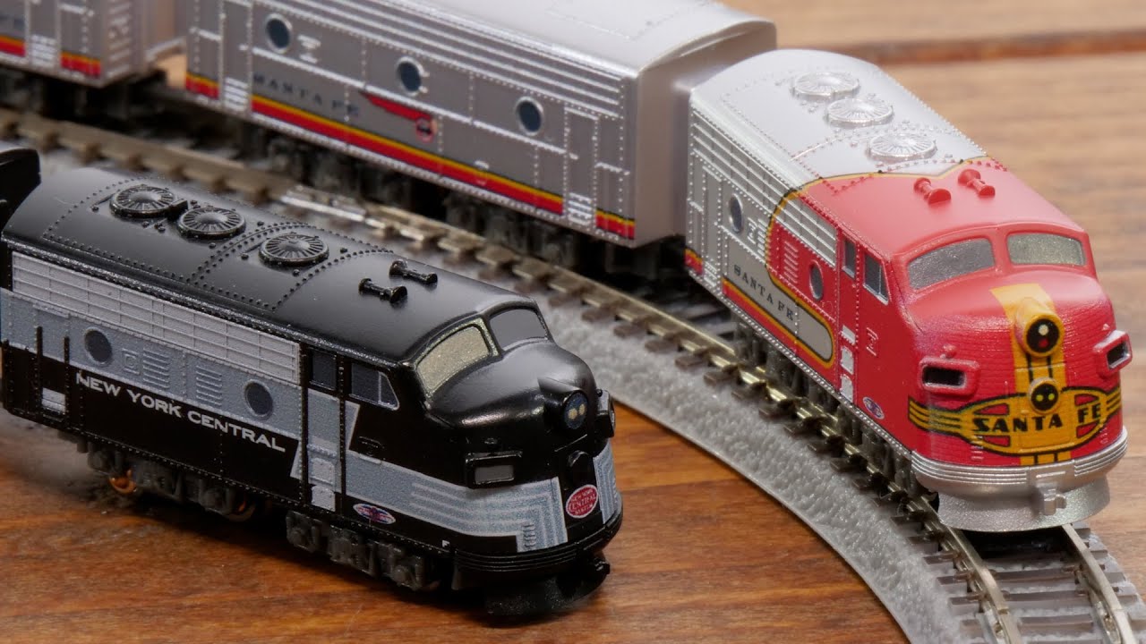 Rokuhan Z Shorty EMD F7 Diesel Locomotive / Z Gauge Railway Model