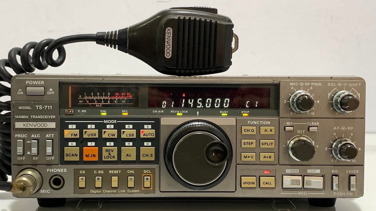 Kenwood TS-711 VHF 18W Open AC/DC - YouTube